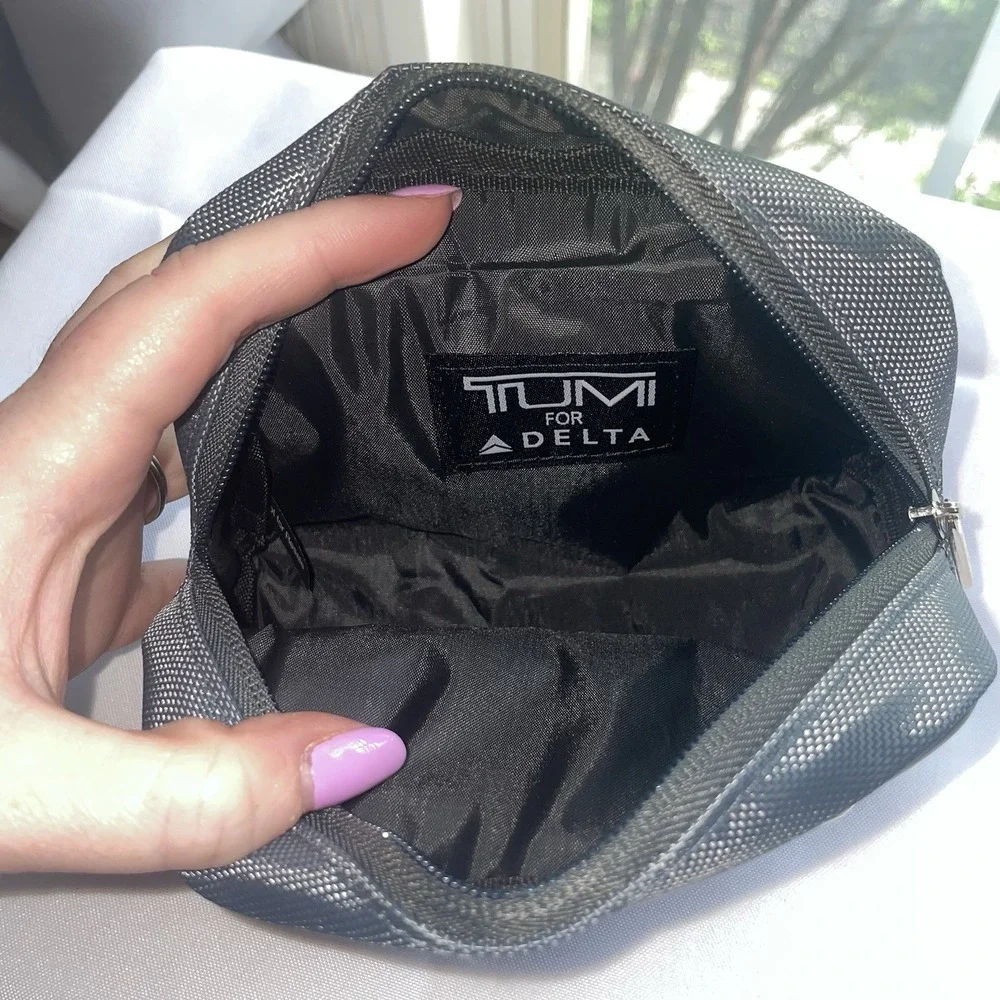 Tumi Delta Airlines First Class Amenity Track Bag Pouch Toiletry Kit EUC Gray